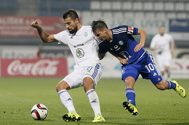 Milan Baroš byl důsledně bráněn. V této situaci Janem Navrátilem.