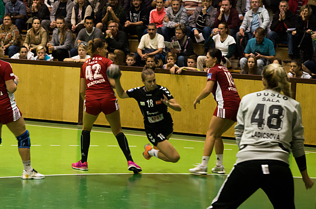 Spojka Ivana Salašová v průniku na brankovišti v duelu se Šalou. Doma se zatím Zoře daří, v sobotu přehrála Písek.