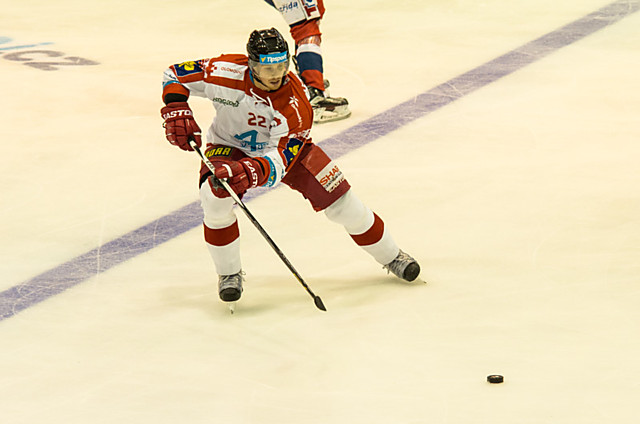 Obránce Kohoutů Jan Jaroměřský.