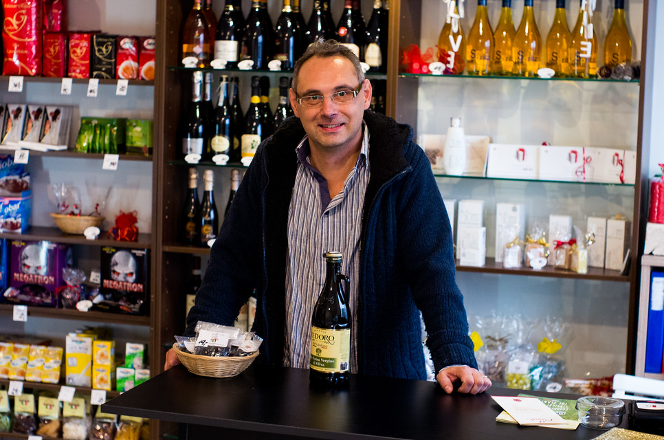 Prodejna AM Food Service ve Schweitzerově ulici  láká na výborné italské produkty i lahodná vína.    