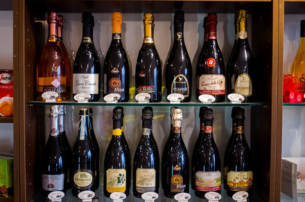 V italské kuchyni nesmí chybět víno ať už na talíři, jako součást pokrmu nebo vedle něj. Na výběr je velké množství šumivých vín ze severní Itálie, najdete zde i vína sicilská.