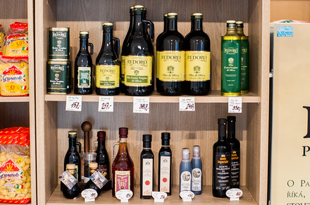 Olivové oleje značky Redoro - najdete zde jak ty, které jsou vhodné do salátů, tak i oleje pro přípravu teplé kuchyně. Doporučujeme také balsamikové a vinné octy.