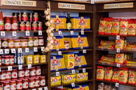 V nabídce jsou vaječné, semolinové i celozrnné těstoviny boloňské značky Granarolo, které můžete smíchat s některou z připravených hotových omáček.