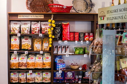 Sladké Italové milují, pokud si i vy rádi osladíte život, doporučujeme sušenky značky Cabrioni. Ochutnejte lahodné obláčky plněné krémem, čokoládová esíčka nebo rozplývající se máslové sušenky.