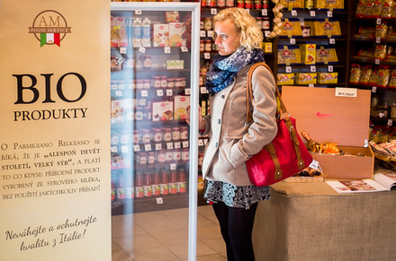 V ledničce najdete spoustu italských delikates. Lahodné sýry - mozzarellu, mascarpone i Parmigiano Reggiano nebo salámy - mortadellu, pancettu i speck. Hodí se jako přísada do jídel nebo jen tak k vínu.