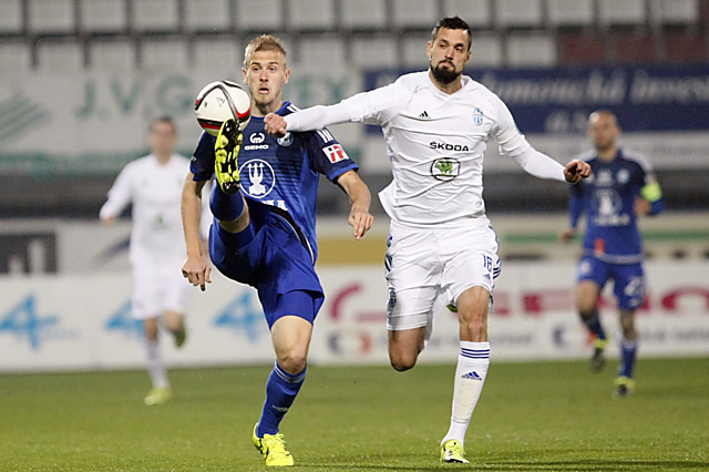 Uroš Radakovič podává v obraně Sigmy velmi dobré výkony. Podaří se mu ubránit jabloneckou útočnou vozbu?