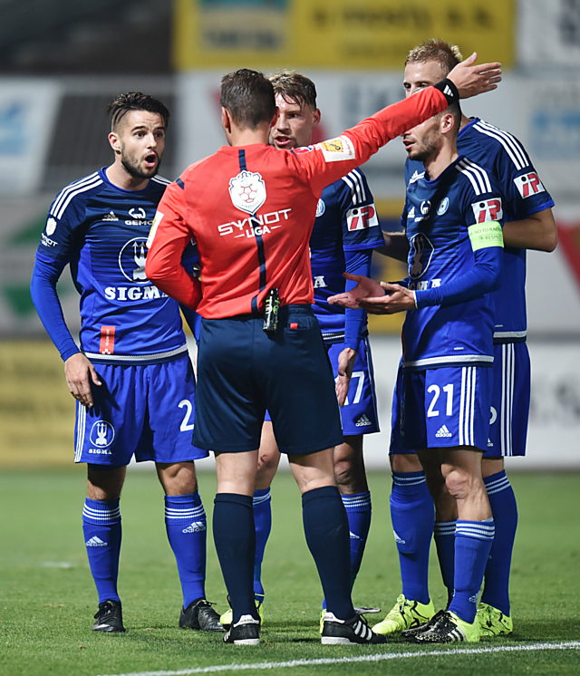 Za co? Hráči Sigmy protestují u sudího Hrubeše proti vyloučení Martina Hály. Zpomalený záběr prokázal, že olomoucký obránce se Mingazova nedotknul.