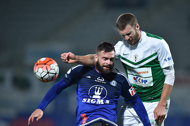 Václav Vašíček v souboji s jabloneckým stoperem Kyselou.