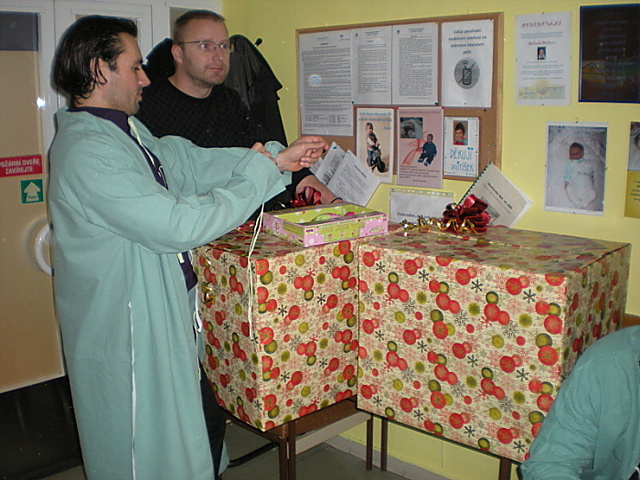 Bývalý kapitán Mory Jakub Bartoň s vedoucím týmu Josefem Podlahou při jednom s vánočních setkání HC Olomouc ve Fakultní nemocnici Olomouc, kdy byly FN předány dárky pro nemocné děti.