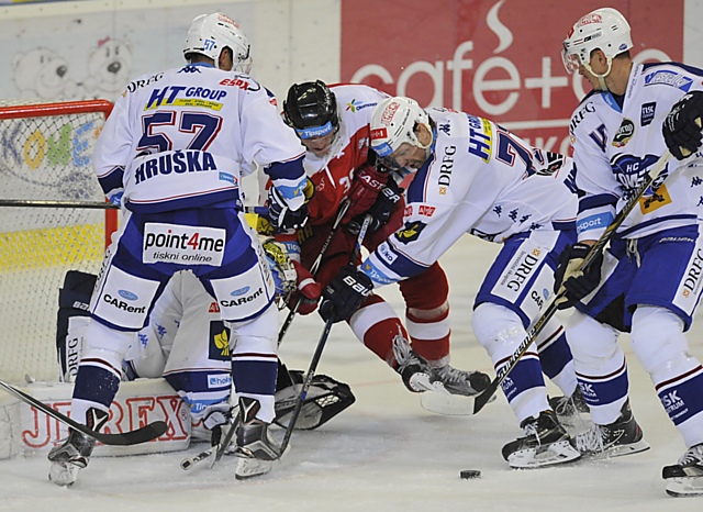 První letošní extraligový duel vyhrála v Brně v DRFG aréně Mora 3:2 po nájezdech. Uspěje i v retro dresech?