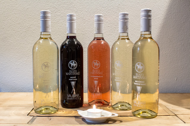 Vína Vajbar z Rakvic můžete ochutnat ve vinotéce U Tří bratří nebo v První olomoucké vinotéce. 