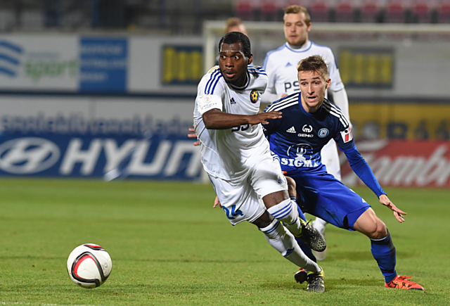 David Houska brání záložníka Vysočiny Batioju.