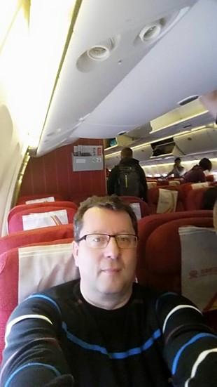 Selfíčko a může se letět. Primátor Antonín Staněk je v čele delegace, která včera vyrazila do Číny. Pobude tam až do 17. listopadu. Jak symbolické.