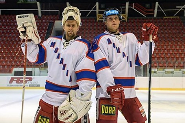 Retro dresy. Takto zítra vyjedou Kohouti proti Kometě. Odkaz staré Morávky...