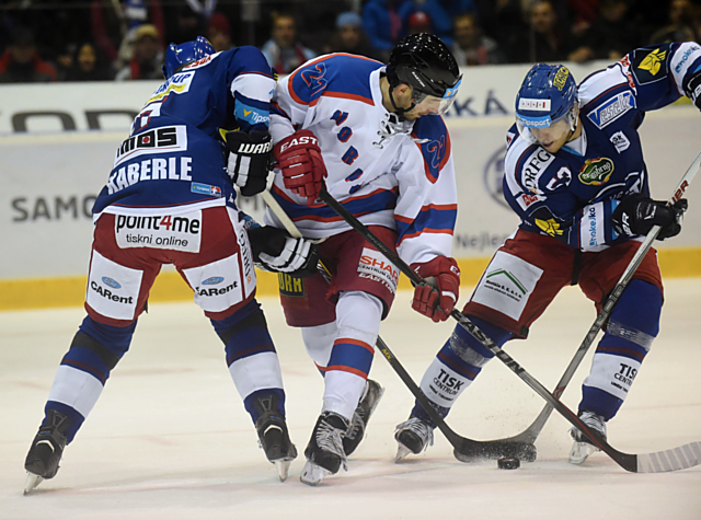 Jiří Řípa v souboji s Tomášem Kaberlem.