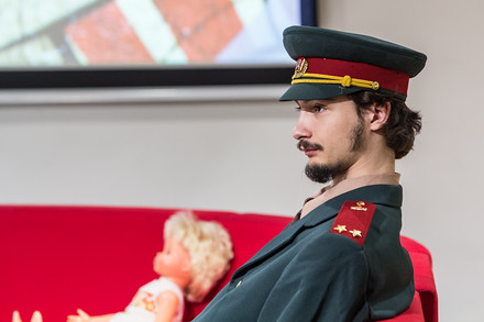 Přednáška o branné výchově pod bedlivým zrakem  uniformovaného příslušníka.