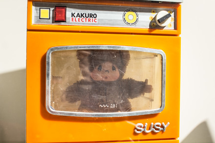 Je tu zastoupena i oblíbená dětská kratochvíle: kremace mončičáků.