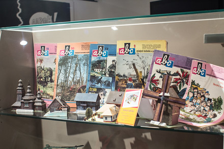 Akci doplňuje výstava hraček. Zde regál s populárním ábíčkem a vystřihovánkami.