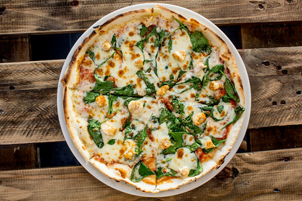 Pizza s kuřecím masem, špenátem a česnekem. Těsto i omáčku si tady připravují vlastní a kdo chce vyzkoušet něco nového, může si ji objednat v celozrnné verzi. Na výběr je dvacet jedna druhů.