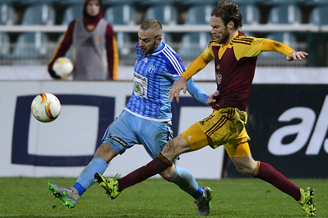 Dukla v zápase s Mladou Boleslaví. Reprezentační stoper Lotyšska Kaspars Gorčšs v souboji s Jiřím Skalákem.