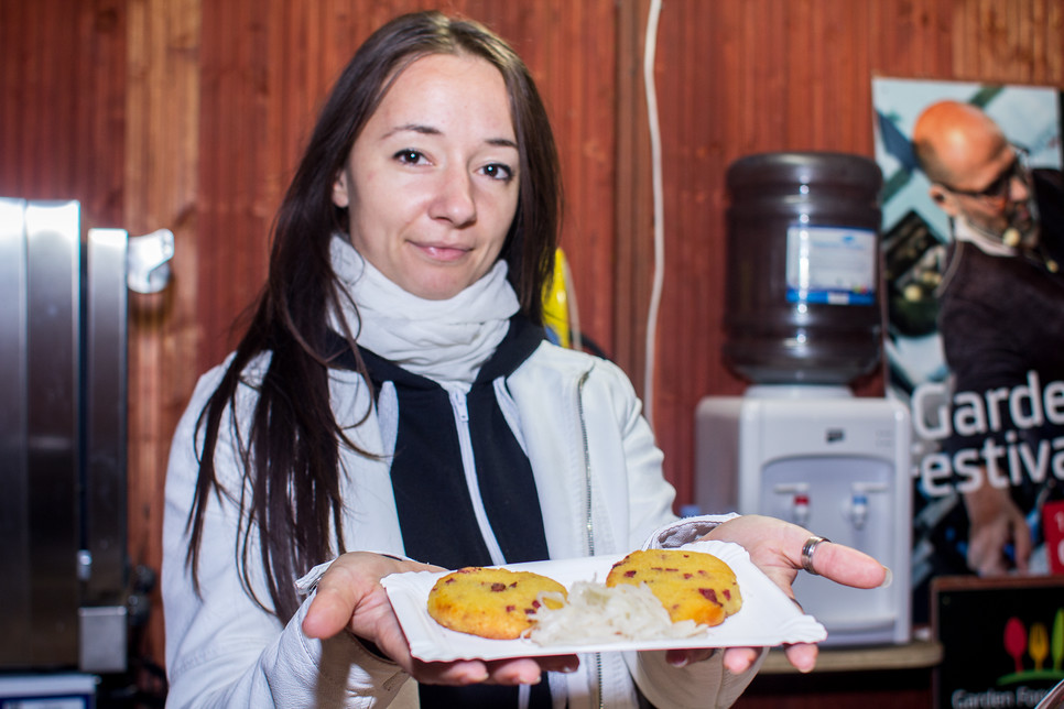 Podmanivá vůně vás dovede do stánku plného delikates.