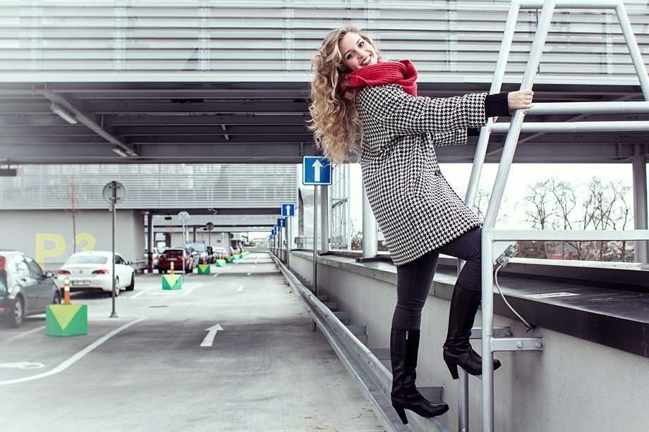 Tenhle oversized kabát s kohoutí stopou z Promodu mě hodně baví. I když radši dávám přednost propnutým kabátkům s páskem, občas je ta správná chvíle na změnu :)