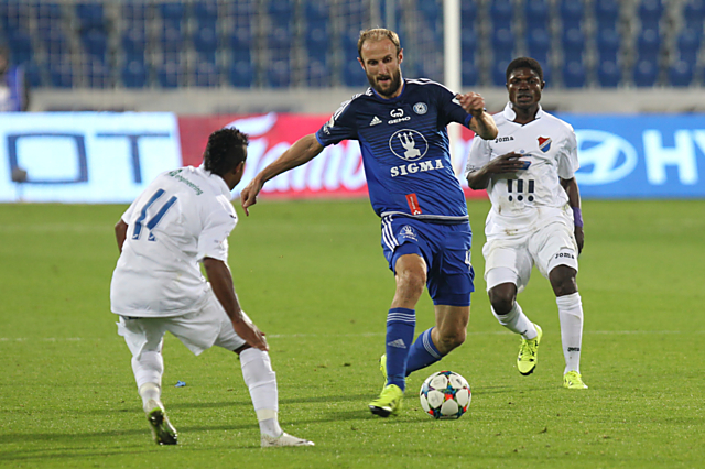 Roman Hubník v obležení hráčů Baníku Ostrava.