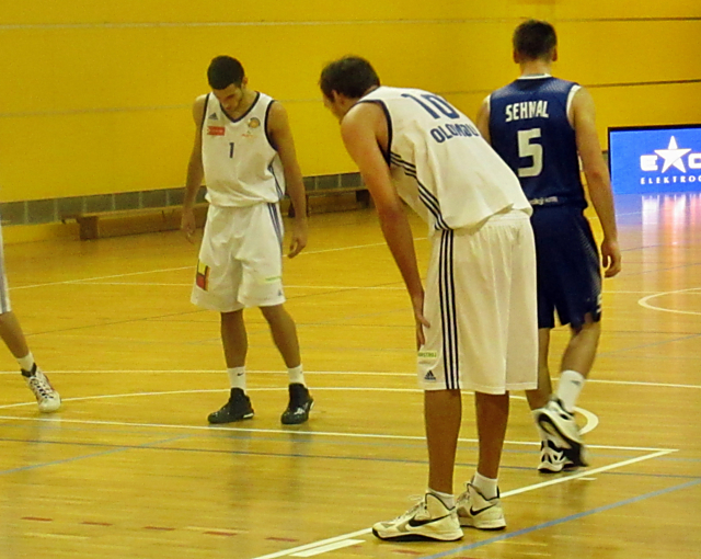 Adam Choleva před trestným hodem. Zahrál si proti otci, trenérovi Prostějova. Bylo jasné, kdo bude mít po prohře Olomouce s Prostějovem 44:118 doma navrch.