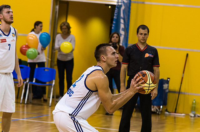 Marek Sehnal v dresu Olomouce při trestných hodech.