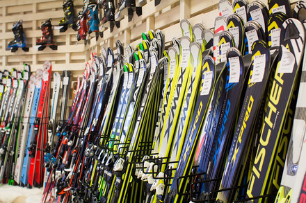 Výběr lyží je tu opravdu obrovský.