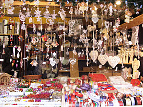 Stánek s dekoracemi najdete na Horním náměstí přímo naproti zvoničce.
