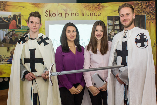 Církevní gymnázium Německého řádu vítá zájemce o studium v dobových kostýmech. Slibuje pouze ohlášené písemky a výuku s iPADem. 