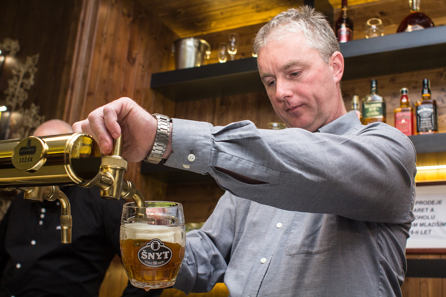 Vedoucí podniku Milan Kalina ukazuje, jak vypadá opravdový šnyt. Je to vlastně malé pivo ve velké sklenici, ideální na degustace, říká.