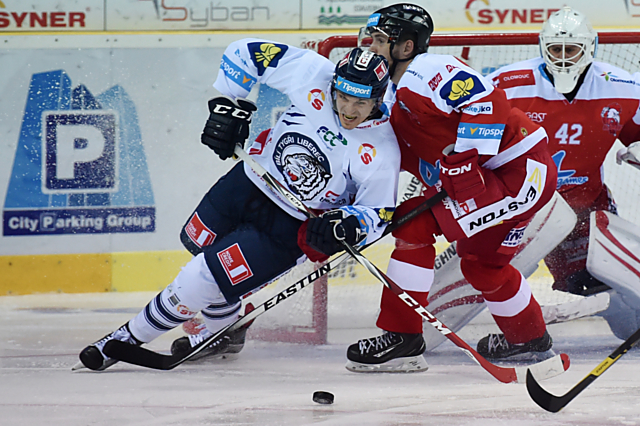 Michal Vodný v souboji s Vítem Jonákem. Vše bedlivě sleduje Braňo Konrád.