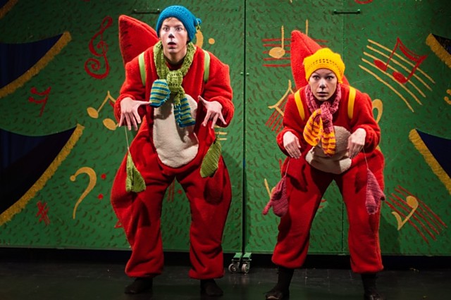 Dvě veverky poznávají kouzlo Vánoc. Přidejte se k nim také vy.