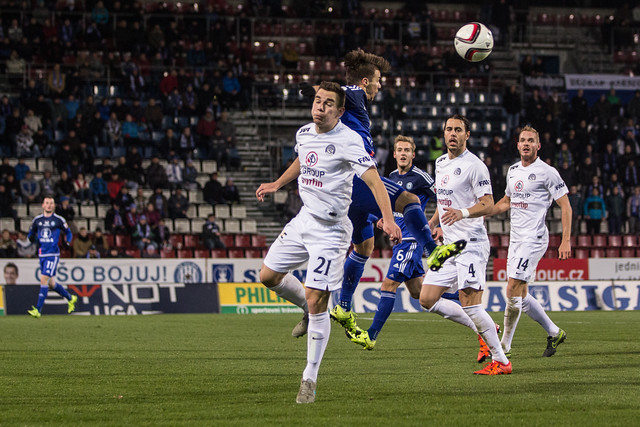 Jan Navrátil v hlavičkovém souboji s Jurajem Chvátalem.