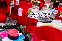 I v Olomouci se uctila památka obětí teroristických útoků v Paříži. Svíčky hořely u orloje i u Trojice.