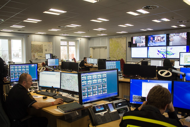 Operační středisko je nabité moderními technologiemi.