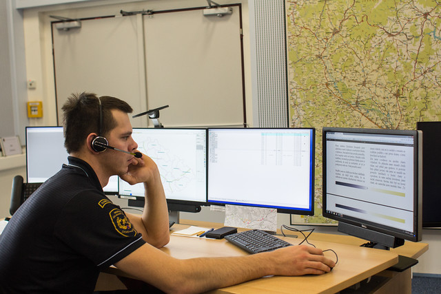 Právě tady zazvoní linka 150. Operátor musí volajícího takzvaně vytěžit a informace co nejrychleji poslat dál.