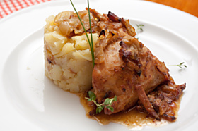 Stehno z králíka „Sous Vide“ na divoko, šťouchané brambory