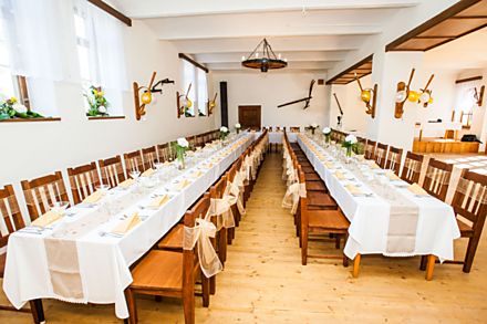Restaurace však nabízí i salónek pro 80 až 100 lidí. Ideální pro větší oslavy nebo třeba na svatbu.