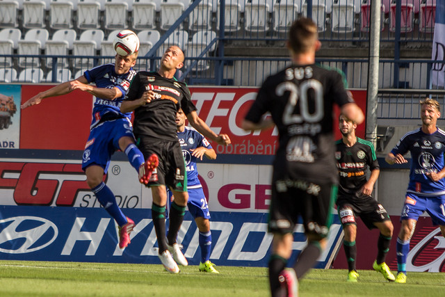 Jakub Plšek v hlavičkovém souboji s Romanem Bednářem.