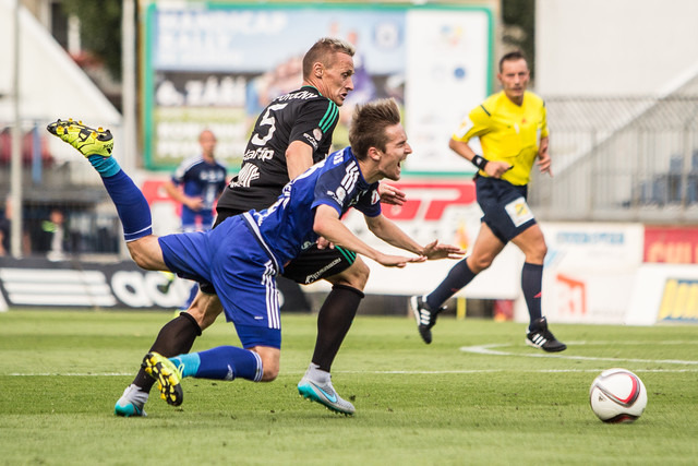 Souboje s kapitánem příbramských Tomášem Zápotočným hodně bolí. V domácím utkání to poznal i David Houska.