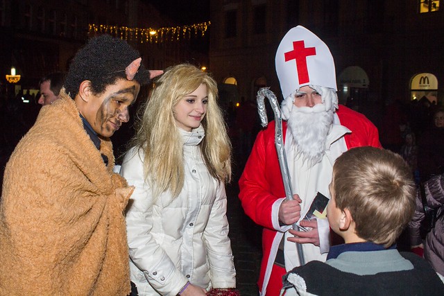Mikuláš a jeho pomocníci vyrazí do olomouckých ulic v pátek, sobotu i neděli. Na náměstí je potkáte v sobotu, chybět nebude ani ohňostroj.