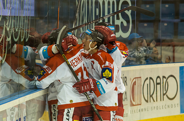 Mora se raduje z gólu.