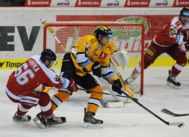 Petr Kafka napadá rozehrávku obránce Litvínova Pavelky.