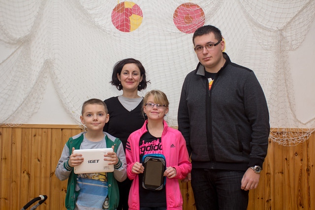 Firmy by měly pomáhat, domnívá se Tomáš Lekl (vpravo) ze společnosti LEKSYS, která akci Daruj hračku poskytuje IT podporu. Díky projektu už loni dostali Kristýna a Martin Buchtovi z dětského domova v Přerově své vysněné tablety. Letos by sourozenci chtěli kola. Akci si pochvaluje i vychovatelka Eliška Mandátová, podle ní by se jinak děti k hodnotnějším dárkům prostě neměly jak dostat, domovy na ně totiž nemají prostředky.