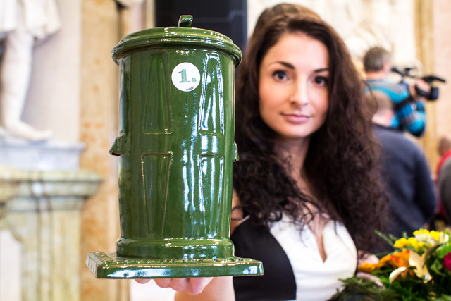 Vítěz si odnesl i trofej.