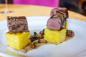 Ve Svatováclavském restaurantu si můžete vychutnat srnčí hřbet a bramborovým gratinem, kaštany a liškami.