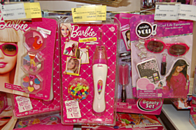 Barbie je vzorem spousty holčiček, v hračkářství Bambule můžete koupit malovátka, korálky do vlasů i sluneční brýle, vše inspirováno právě touto panenkou.  